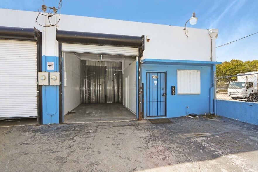 More Photos Of 2044 NW 22nd St, Miami Warehouse For Lease