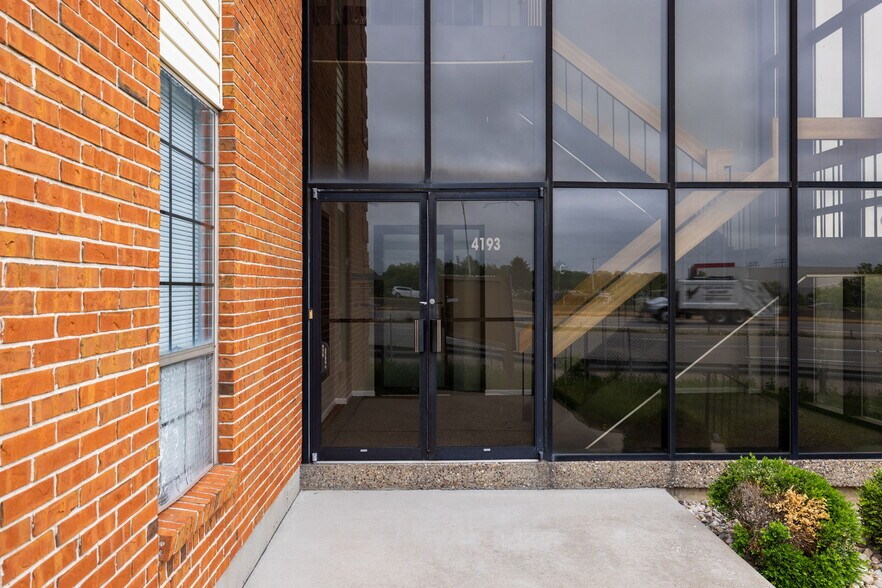 More Photos Of 4191 Crescent Dr, Saint Louis Medical For Lease
