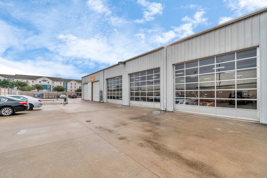 More Photos Of 14902 N Fwy Service Rd, Houston Freestanding For Sale