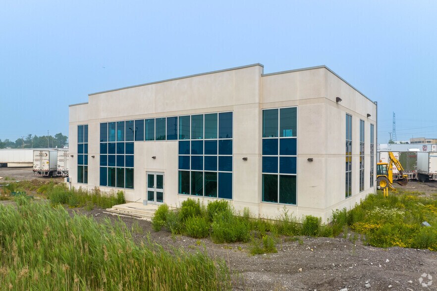 More Photos Of 2 Mansewood Crt, Halton Hills Light Distribution For Lease