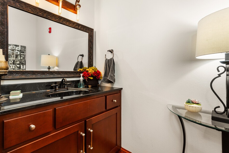 More Photos Of 1012 Noble St, Anniston Storefront Retail Office For Sale