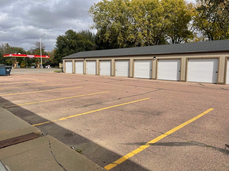 More Photos Of 4914-4932 N Cliff Ave, Sioux Falls Storefront Retail Office For Lease