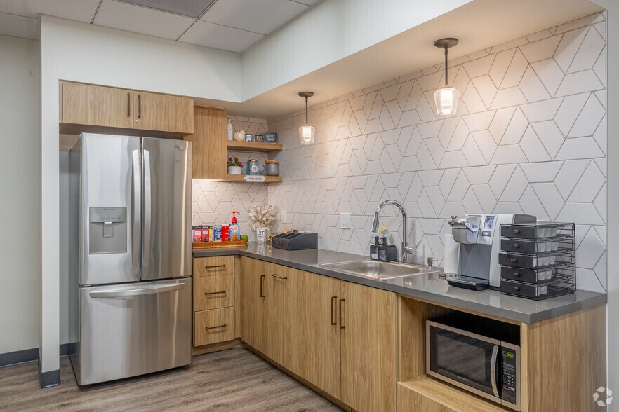 More Photos Of 15335 Morrison St, Sherman Oaks Office For Lease