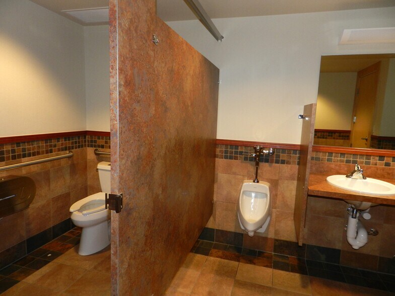 More Photos Of 1404 Hawk Pky, Montrose Medical For Lease
