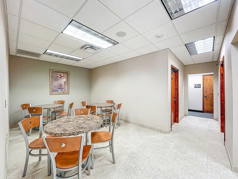 More Photos Of 5421 N 59th St, Tampa Office For Sale
