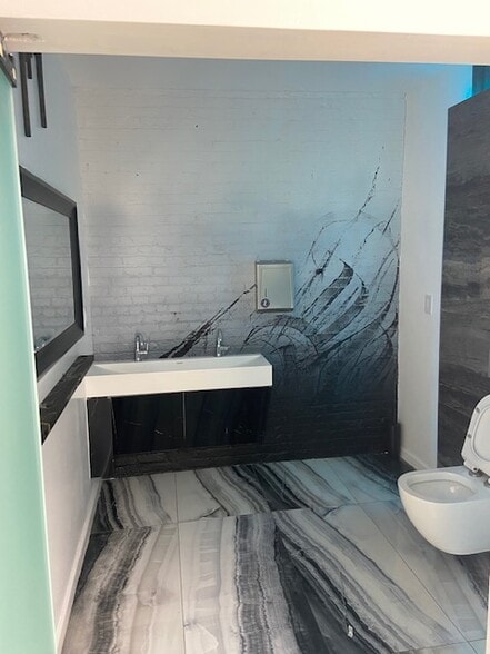 More Photos Of 3008-3010 Jerome Ave, Bronx Warehouse For Lease