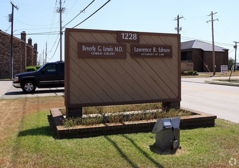 More Photos Of 1228 N Logan St, Texas City Office For Lease