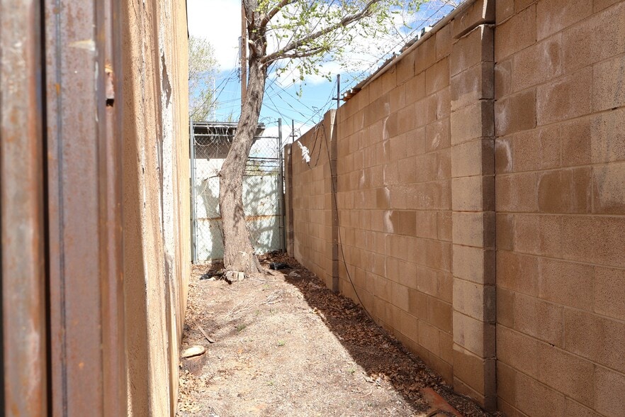 More Photos Of 428 Chama St SE, Albuquerque Flex For Sale