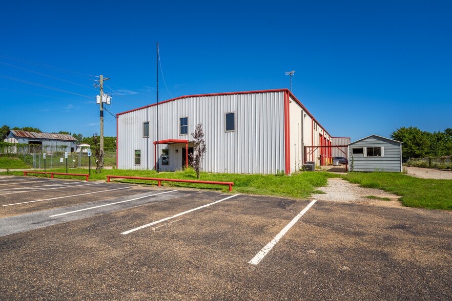 More Photos Of 2103 E SH 31, Kilgore Warehouse For Lease