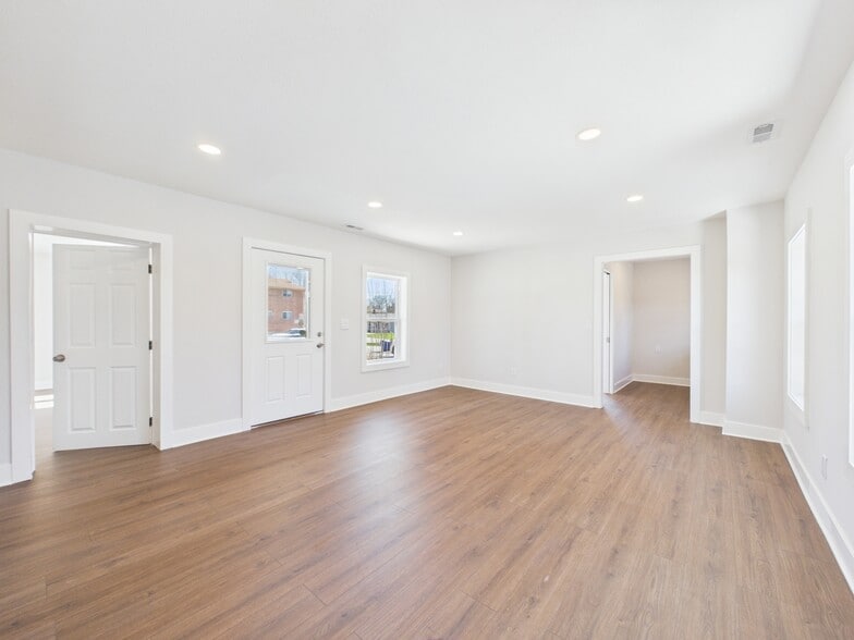 More Photos Of 6310 Ash Ave, Raytown Freestanding For Lease