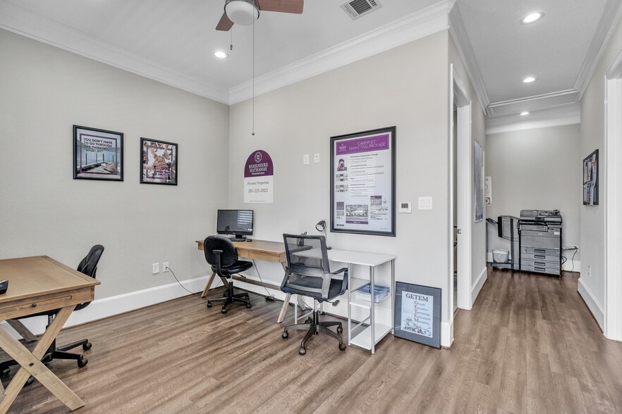 More Photos Of 12262 Queenston Blvd, Houston Unknown For Lease