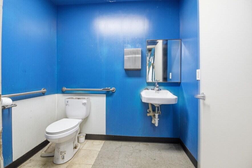 More Photos Of 2501 West Blvd, Charlotte Freestanding For Lease