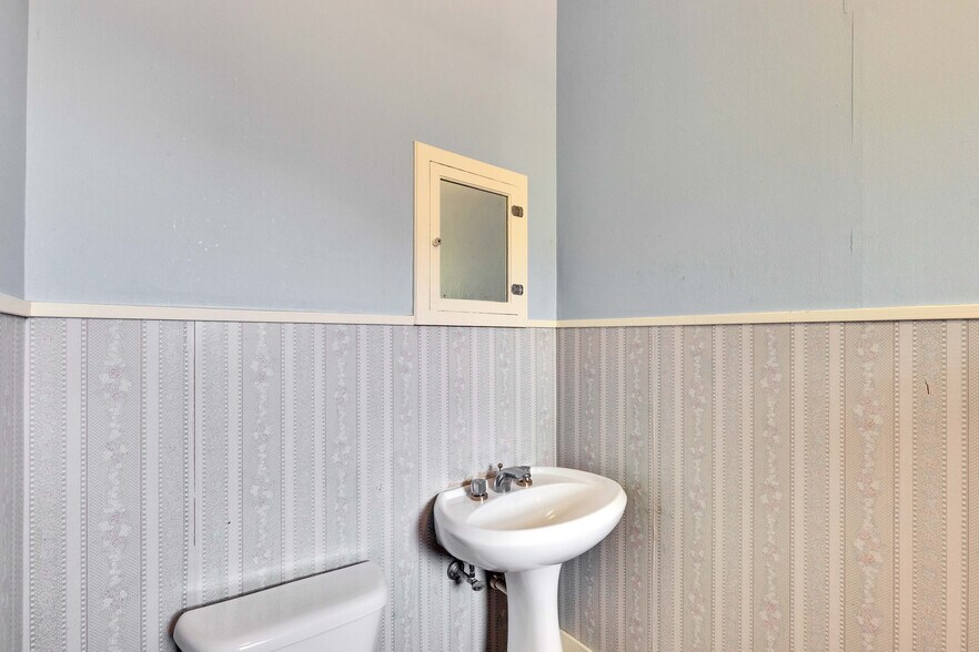 More Photos Of 1006 E Cesar Chavez St, Austin Office For Sale