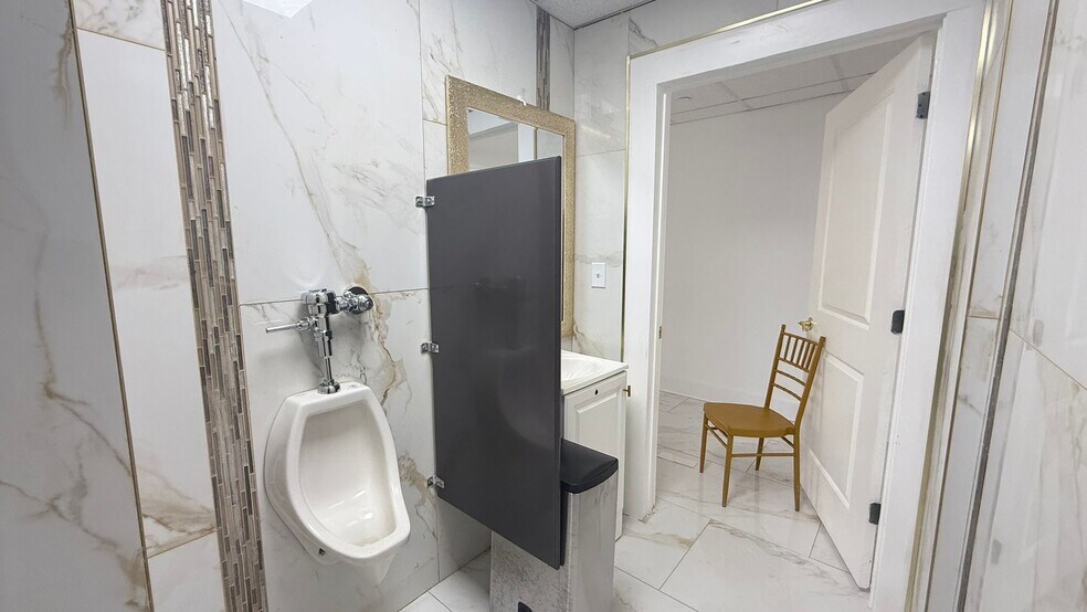 More Photos Of 5051 66th St N, Saint Petersburg Office For Sale