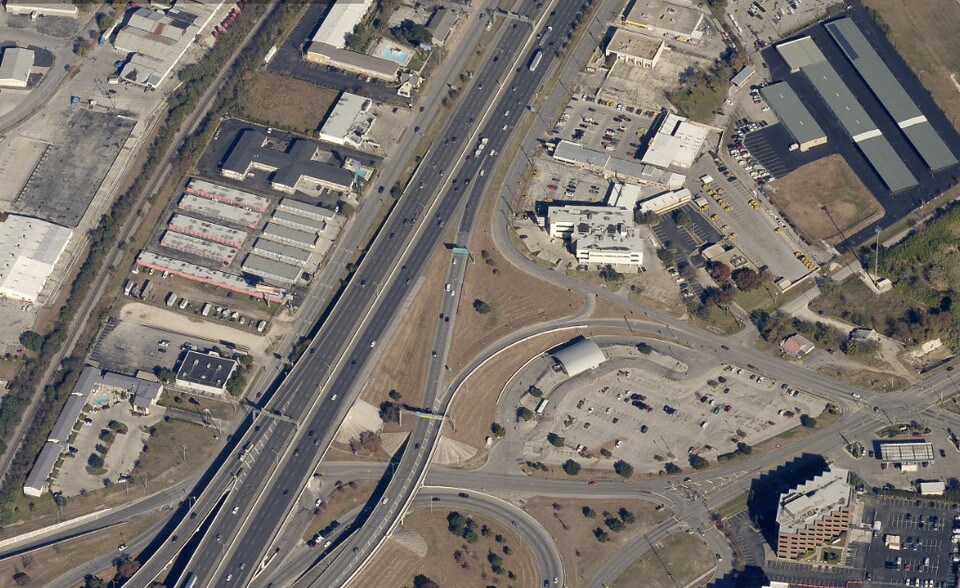 More Photos Of 9504 N IH-35, San Antonio Office For Lease