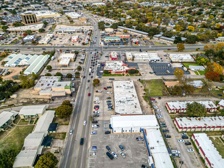More Photos Of 929-941 Lake Air Dr, Waco Storefront For Lease