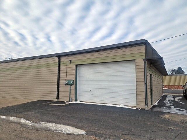 More Photos Of 115 W Upham St, Marshfield Flex For Sale