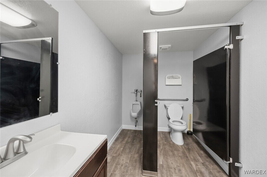 More Photos Of 1055 Empire Dr, Lake Havasu City Distribution For Lease