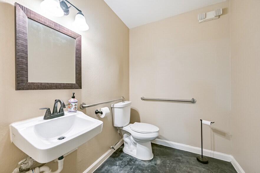 More Photos Of 2466 W Highway 6, Alvin Office Residential For Sale