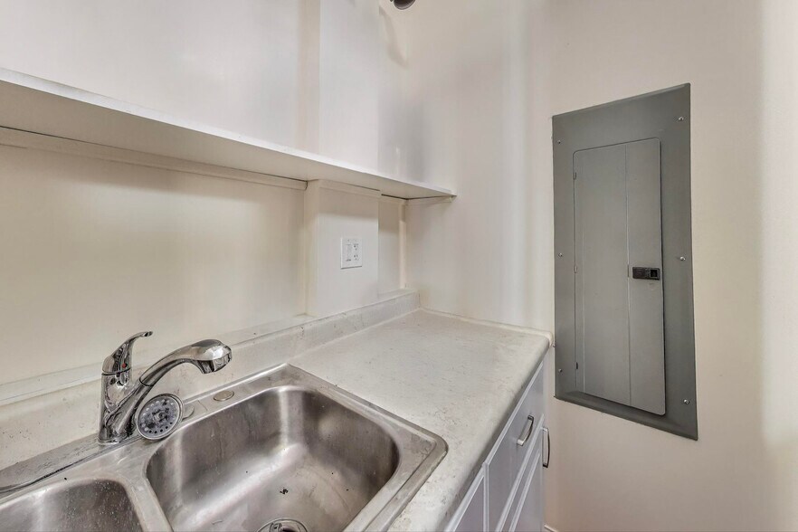 More Photos Of 918 N Ashland Ave, Chicago General Retail For Lease