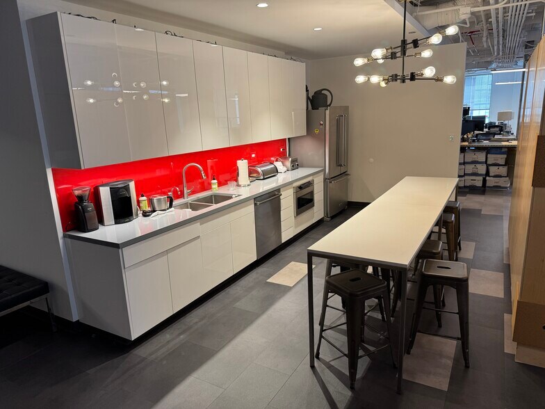 More Photos Of 211 W Wacker Dr, Chicago Office For Sale