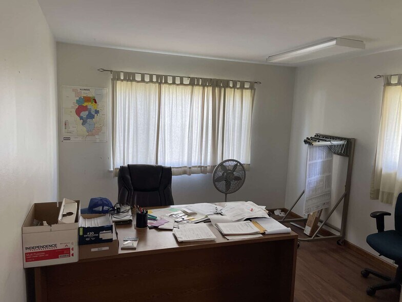 More Photos Of 1425 S Locust St, Centralia Office For Sale