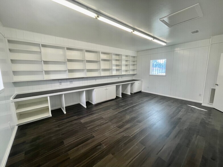 More Photos Of 200-232 W New Braunfels St, Seguin Warehouse For Lease