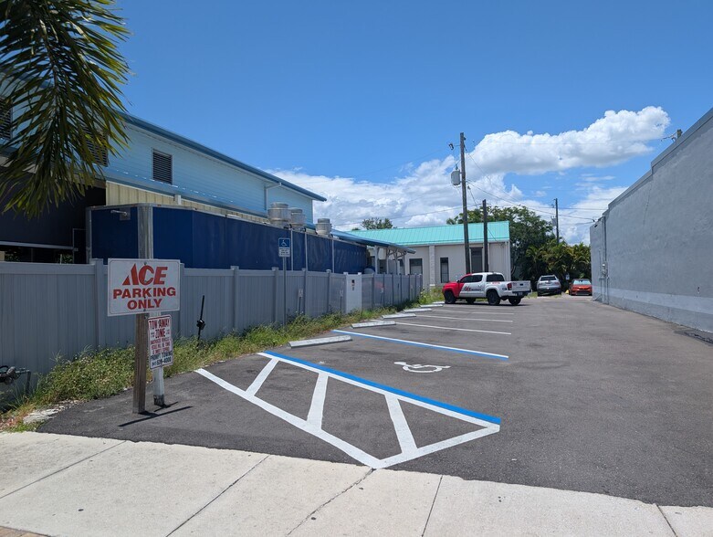 More Photos Of 208 W Marion Ave, Punta Gorda Freestanding For Sale