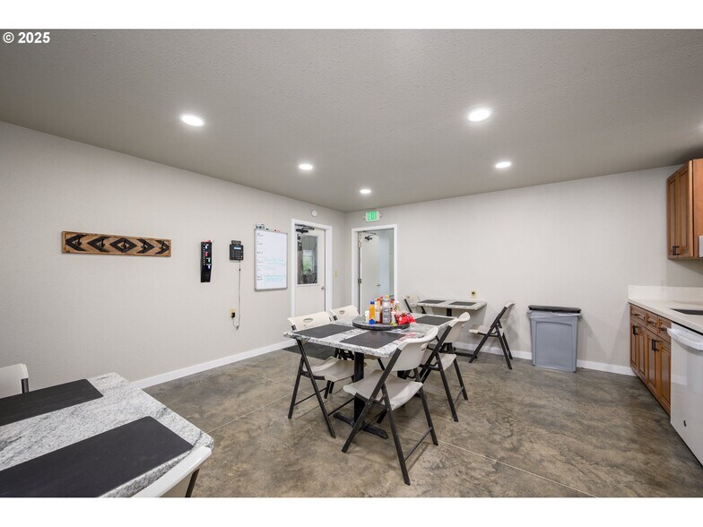 More Photos Of 161 Heritage Way, Roseburg Light Manufacturing For Sale