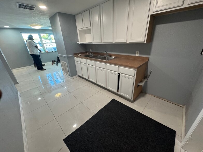 More Photos Of 11412 N Central Ave, Tampa Office For Lease