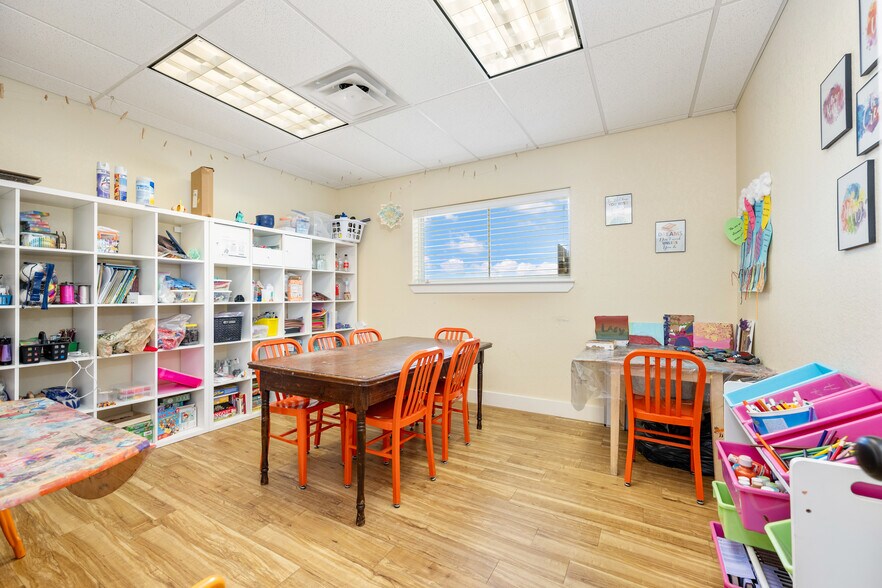 More Photos Of 140 Paloma Dr, Floresville Office For Sale