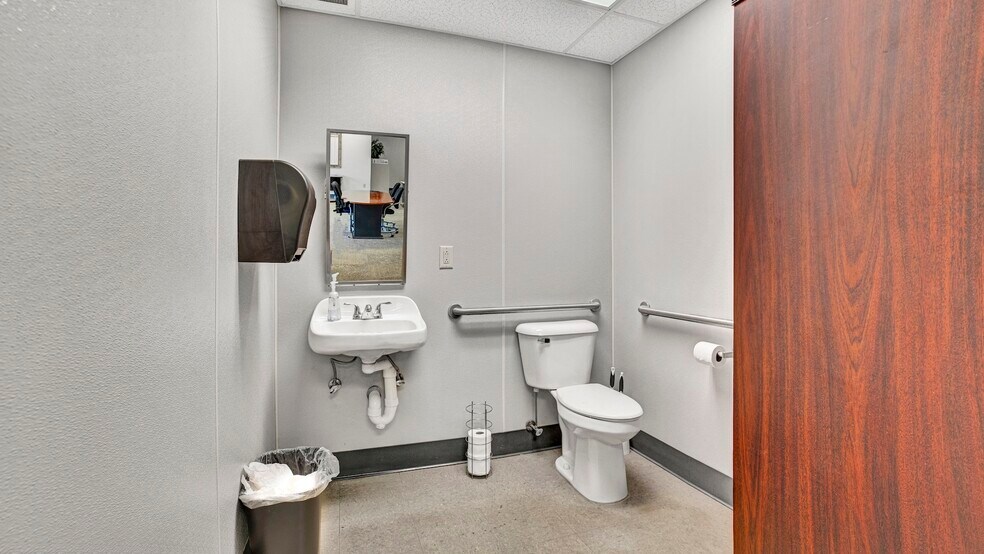 More Photos Of 961 N Main St, Mansfield Warehouse For Lease