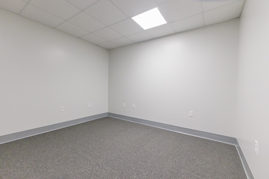 More Photos Of 5513 N Oxford St, Indianapolis Showroom For Lease