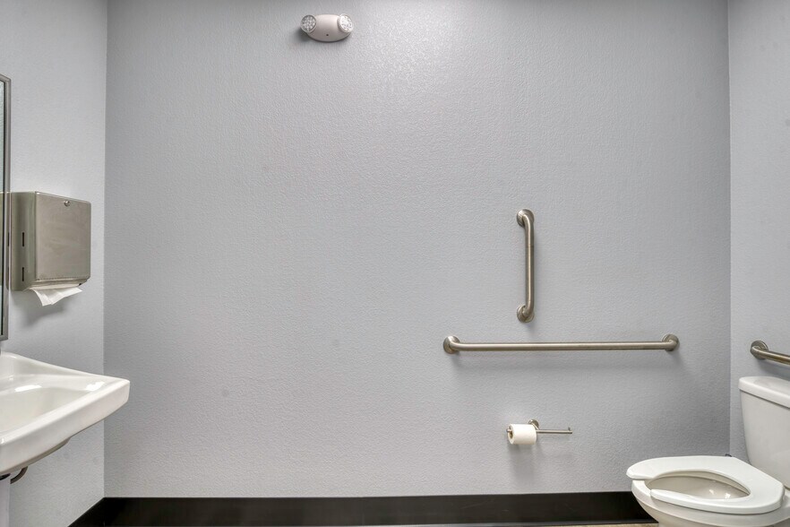 More Photos Of 2006 East Main, Madisonville Medical For Lease