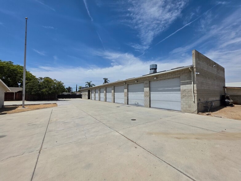 More Photos Of 1561-1571 S Lilac Ave, Bloomington Warehouse For Lease