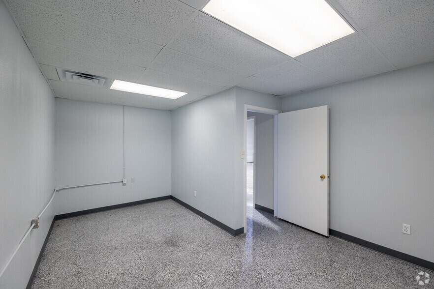 More Photos Of 1110 W Harris Rd, Arlington Warehouse For Lease