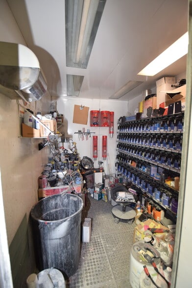 More Photos Of 10310 Rozzelles Ferry Rd, Charlotte Specialty For Sale