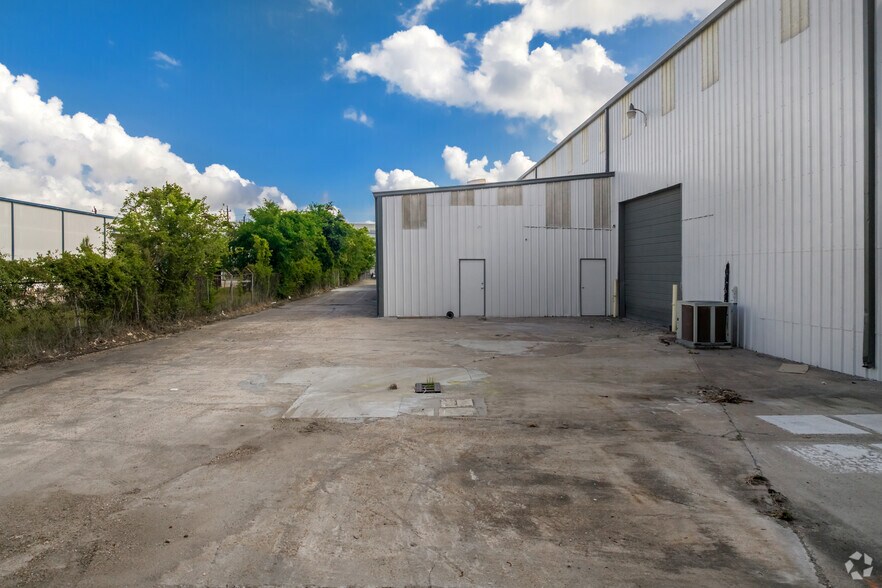 More Photos Of 6445 Burlington Dr, Houston Warehouse For Lease