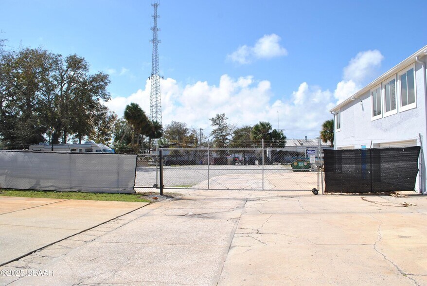 More Photos Of 468 Ridgewood Ave, Daytona Beach Light Distribution For Sale