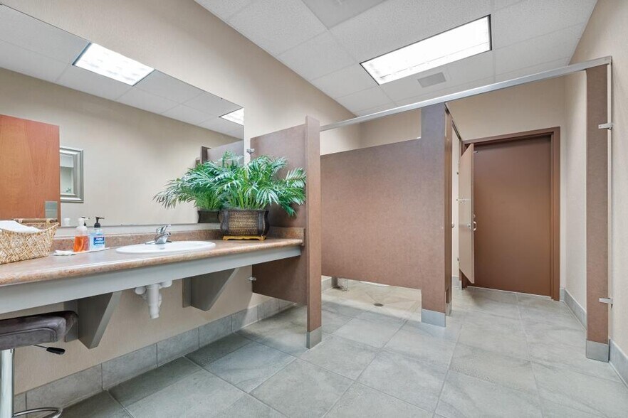 More Photos Of 8124 Flintridge Rd, Little Rock Medical For Sale