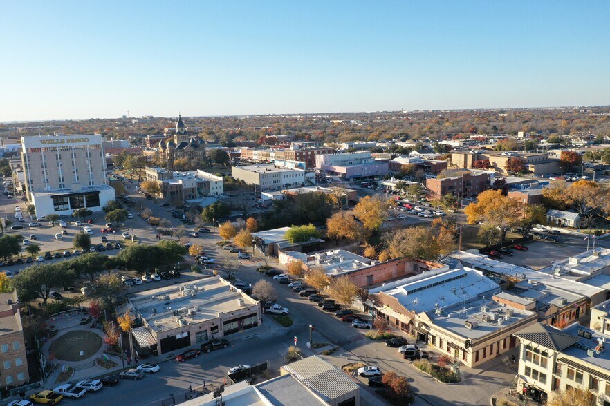 More Photos Of 217 E Hickory St, Denton Restaurant For Lease