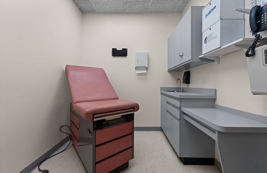 More Photos Of 1097 Old Country Rd, Plainview Medical For Lease