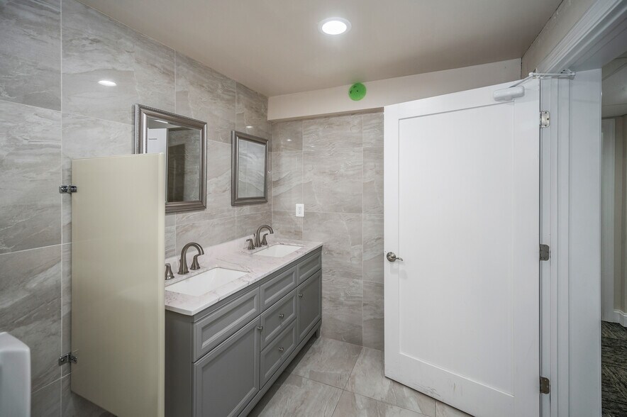 More Photos Of 1502 Featherstone Rd, Woodbridge Medical For Sale