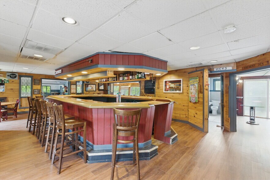 More Photos Of 200 Worthington Rd, Huntington Restaurant For Sale