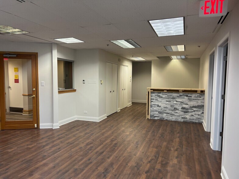 More Photos Of 17W300 22nd St, Oakbrook Terrace Medical For Lease