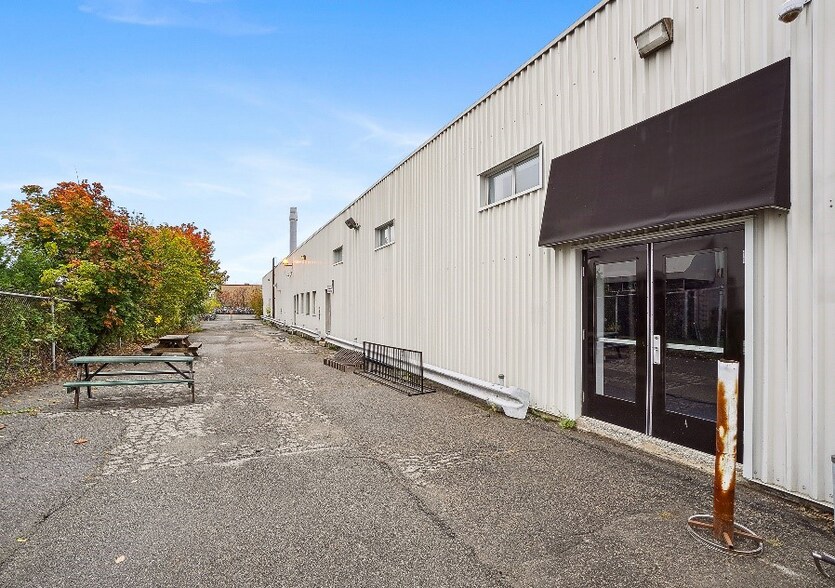 More Photos Of 3075 Rue Sainte-Catherine E, Montréal Warehouse For Sale