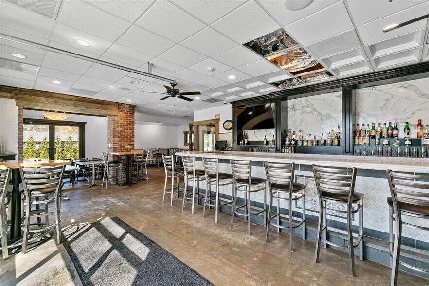 More Photos Of 439 Candlewood Lake Rd, Brookfield Freestanding For Lease