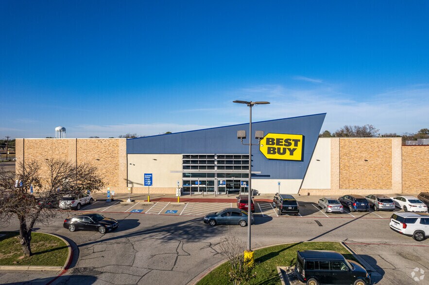 More Photos Of 3907-4025 W Airport Fwy, Irving Unknown For Lease