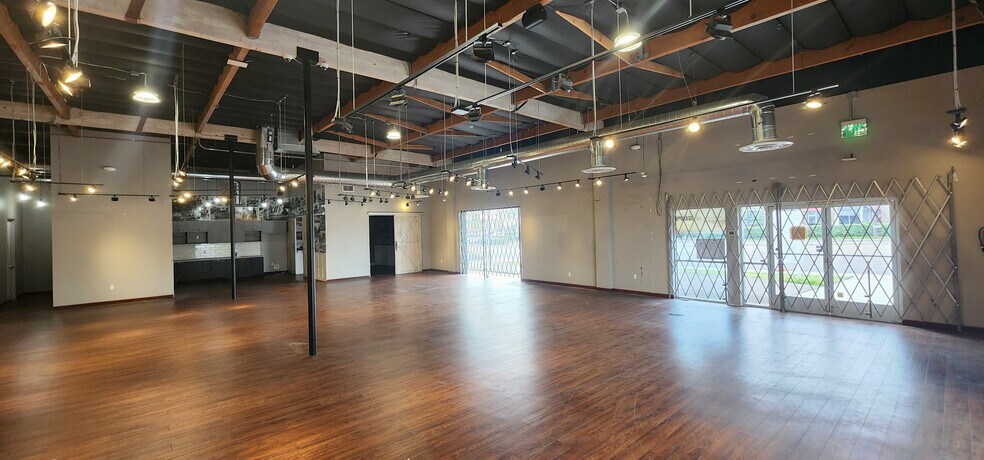More Photos Of 9240 Clairemont Mesa Blvd, San Diego Showroom For Lease