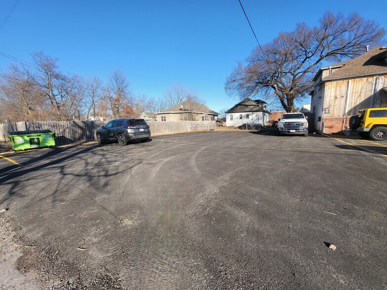More Photos Of 1209 W 7th St, Joplin Office For Sale